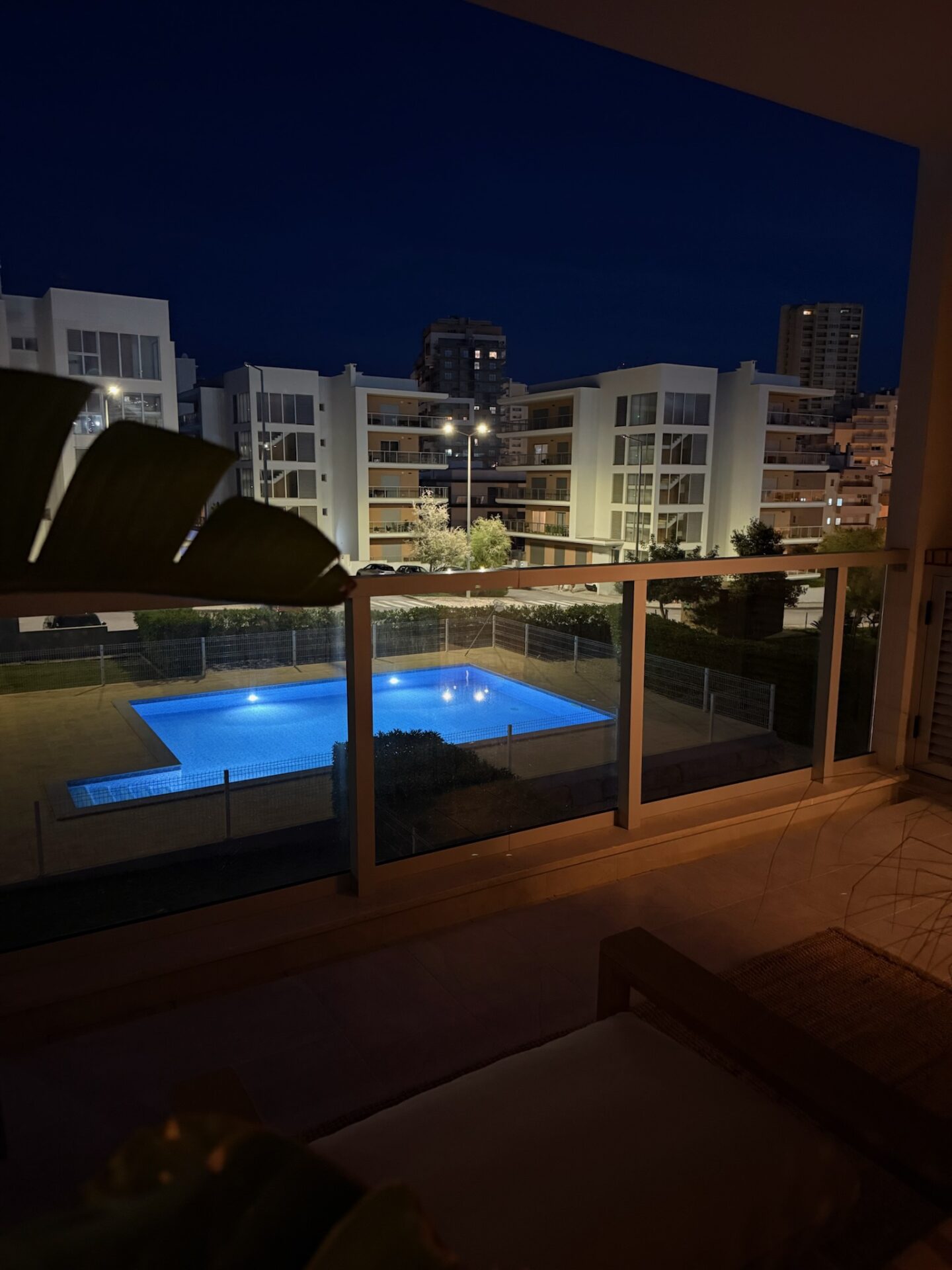 Terras bij nacht met zwembad